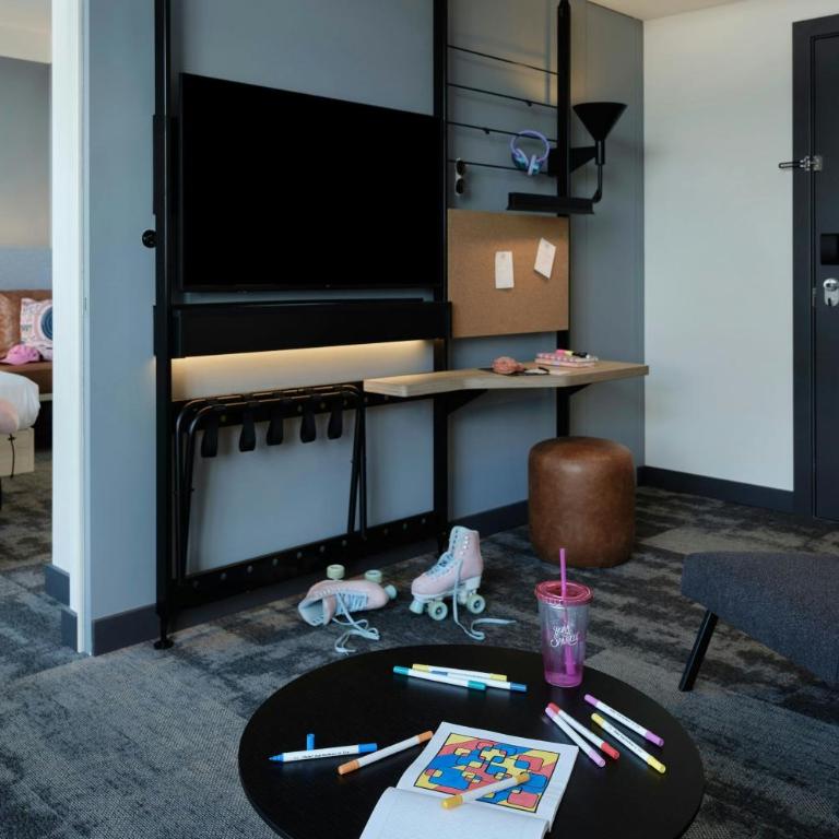 Moxy Belgrade Skadarlija - Bohemian King Suite with Sofa Bed - 5
