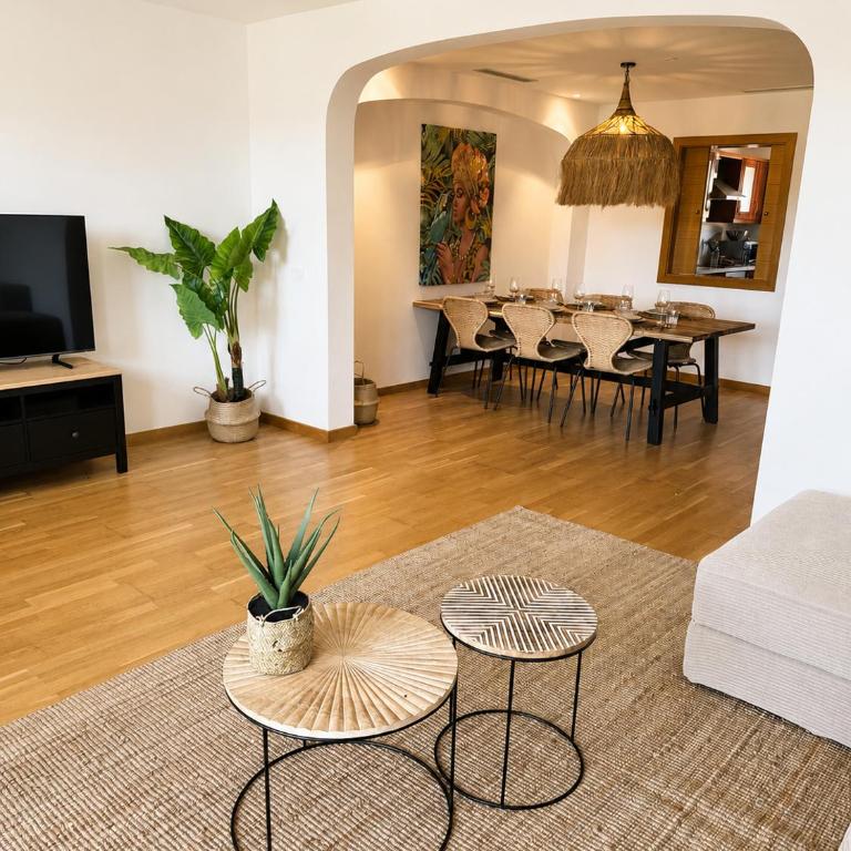Take It EaSea - Three-Bedroom Apartment - 95