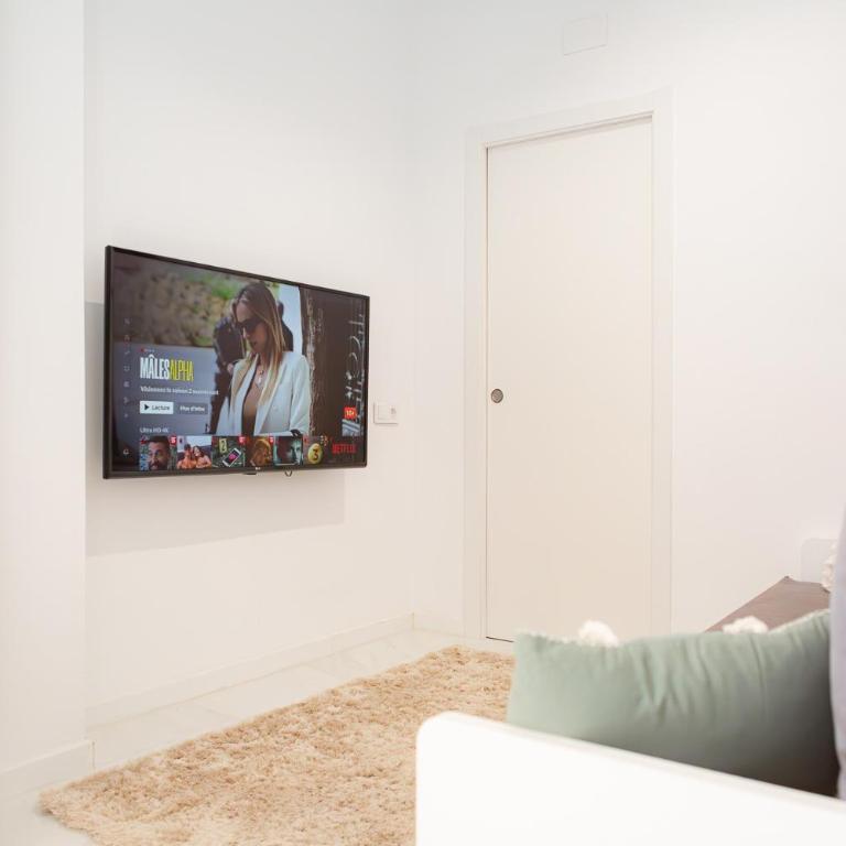 SleekLofts by City of Arts - Queen Studio - 7