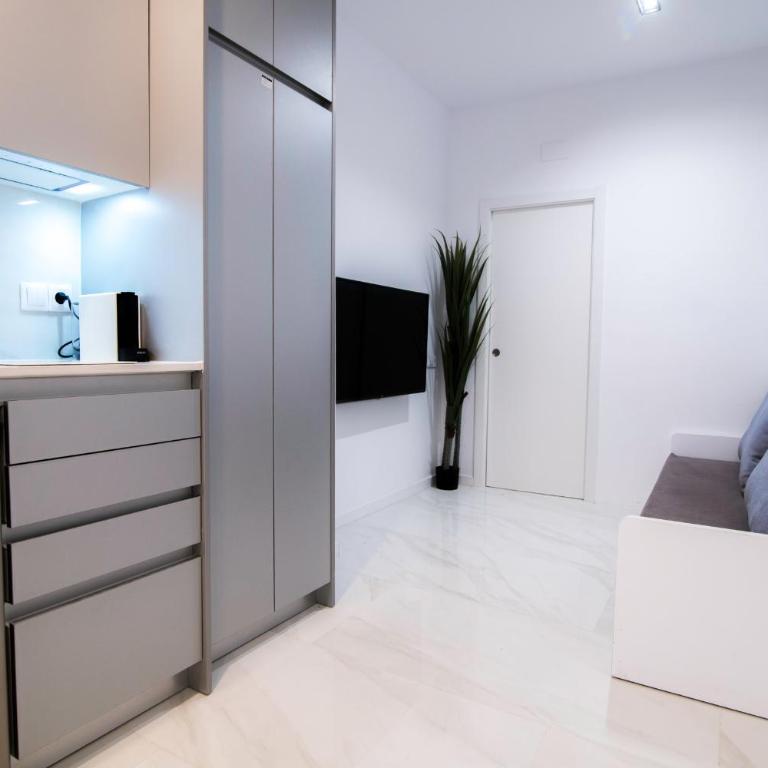 SleekLofts by City of Arts - Queen Studio - 11