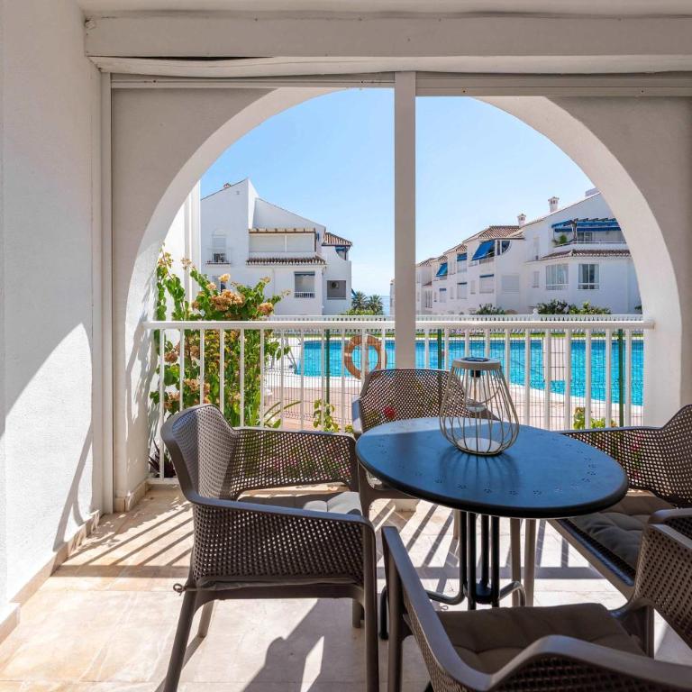 Modern 2-bed 2-bathroom by the pool Las Fuentes de Nerja - Apartamento - 4