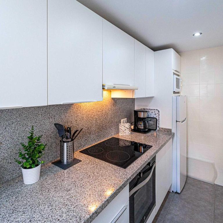 Modern 2-bed 2-bathroom by the pool Las Fuentes de Nerja - Apartamento - 11