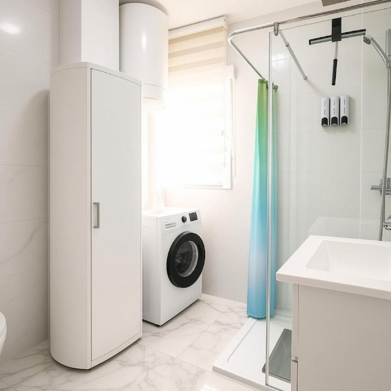 ICON Beach Apartment - 1 Min to Beach & Free Garage - Three-Bedroom Apartment - 16