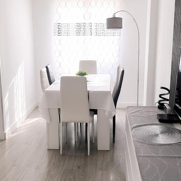 ICON Beach Apartment - 1 Min to Beach & Free Garage - Three-Bedroom Apartment - 9