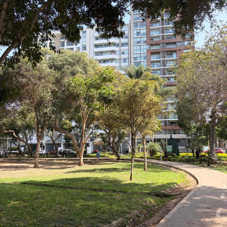 Amplio departamento con vista al parque San Isidro Lince - Apartamento de 3 dormitorios - 6