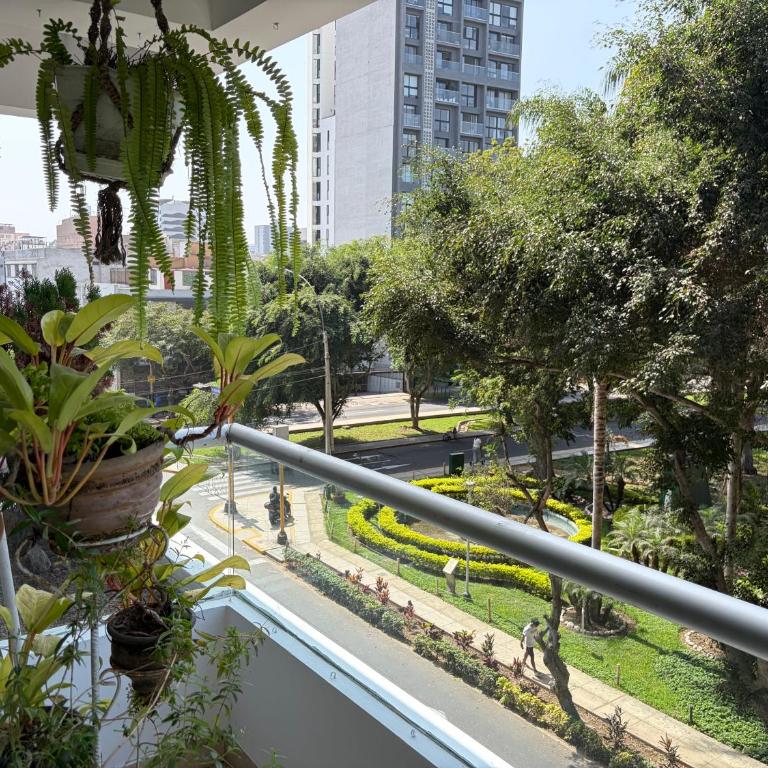 Amplio departamento con vista al parque San Isidro Lince - Apartamento de 3 dormitorios - 25