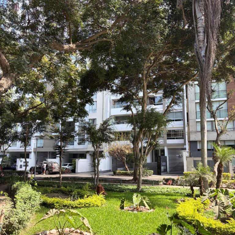Amplio departamento con vista al parque San Isidro Lince - Apartamento de 3 dormitorios - 32