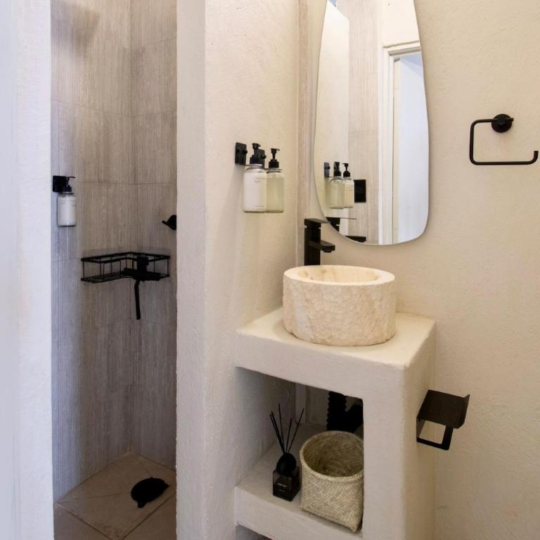 Artisan Home, 7 Bedrooms, AC, Rooftop View - Apartment - 16
