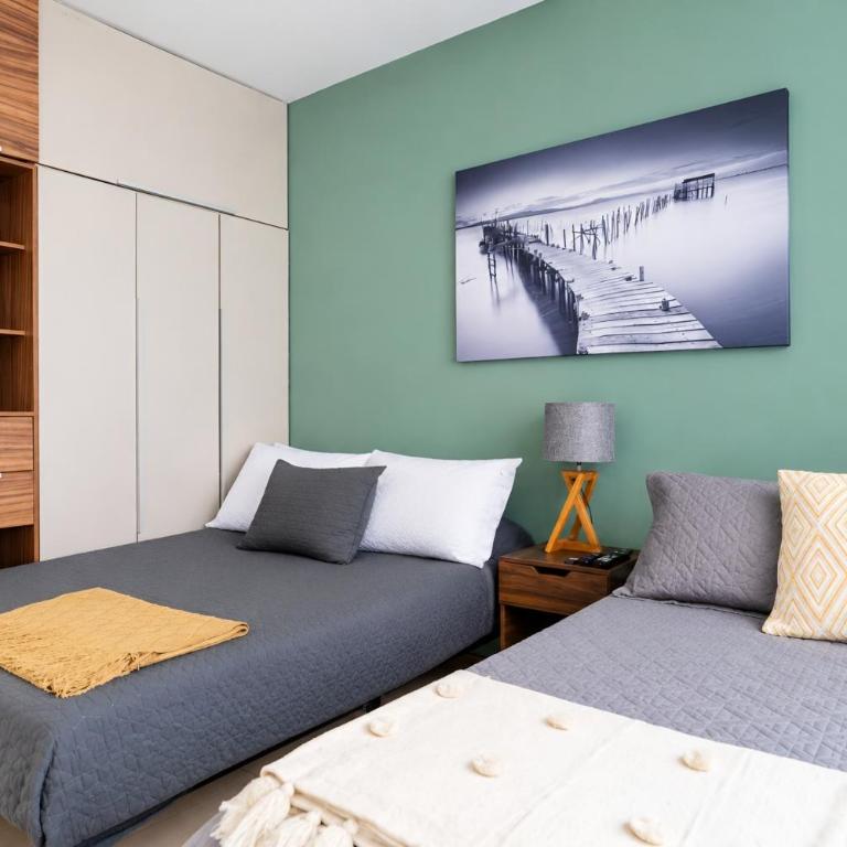 Luz, plantas y dos camas por recámara, Americana - Apartamento de 2 dormitorios - 66