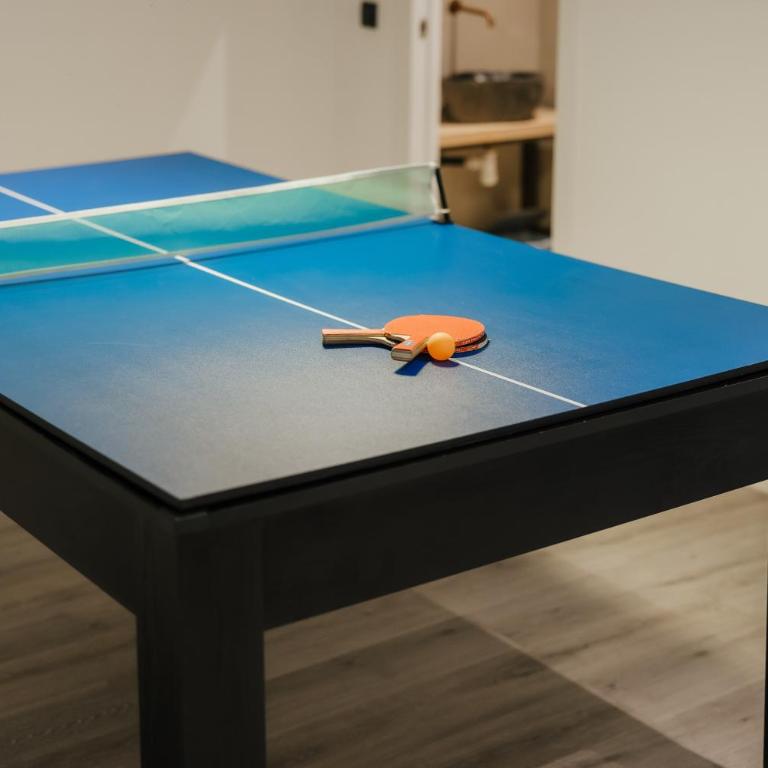 New Stadium Apartment , Pool Table , Ping Pong , Hot Tub - Two-Bedroom Apartment - 7