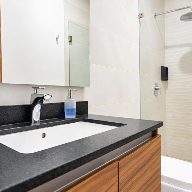 Para 8 con dos baños completos, Americana - Apartamento de 2 dormitorios - 83