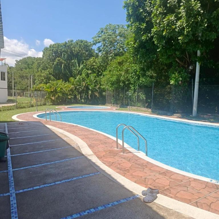 House in Carmen de Apicalá with pool access! - Three-Bedroom House - 11