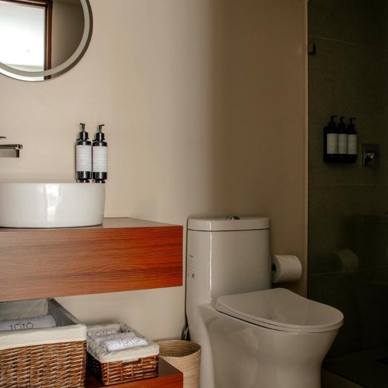 Toto Hotel - Habitación con cama grande y balcón - 2