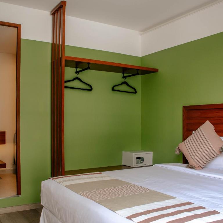 Toto Hotel - Habitación con cama grande y balcón - 4