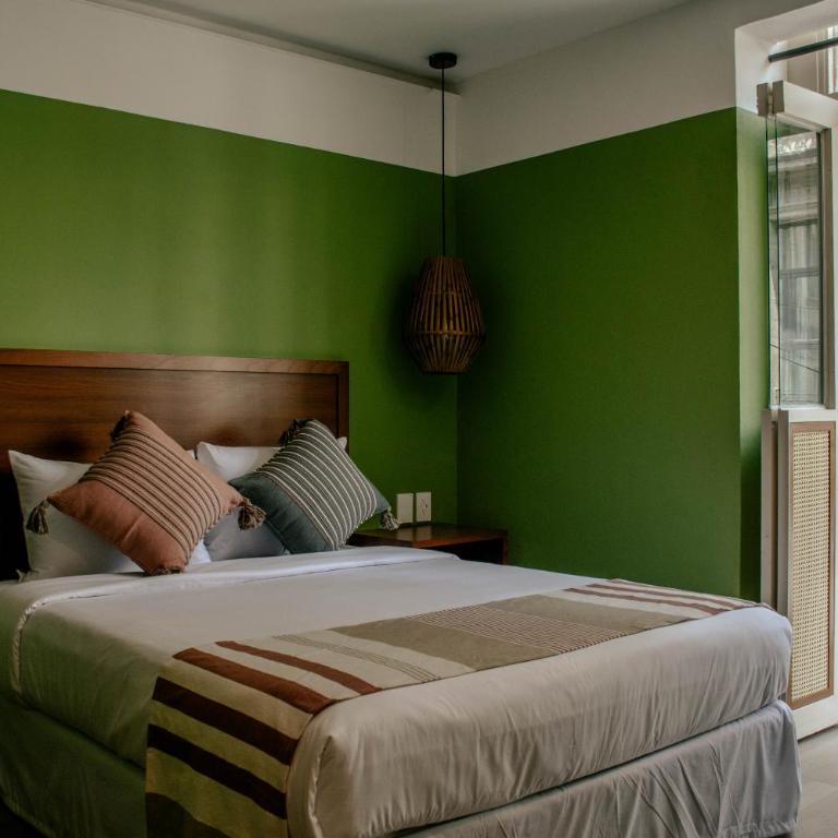 Toto Hotel - Habitación con cama grande y balcón - 3