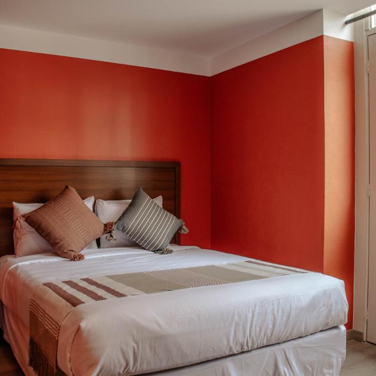 Toto Hotel - Habitación con cama grande y balcón - 7