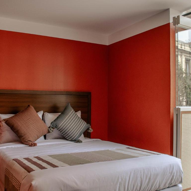 Toto Hotel - Habitación con cama grande y balcón - 1