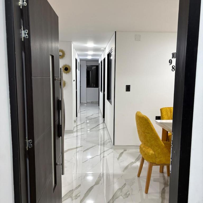 Cozy apartment, steps from Comfaboy - Apartamento de 3 dormitorios - 2