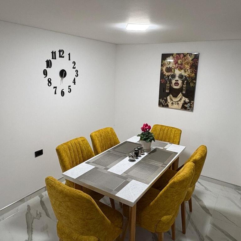 Cozy apartment, steps from Comfaboy - Apartamento de 3 dormitorios - 3