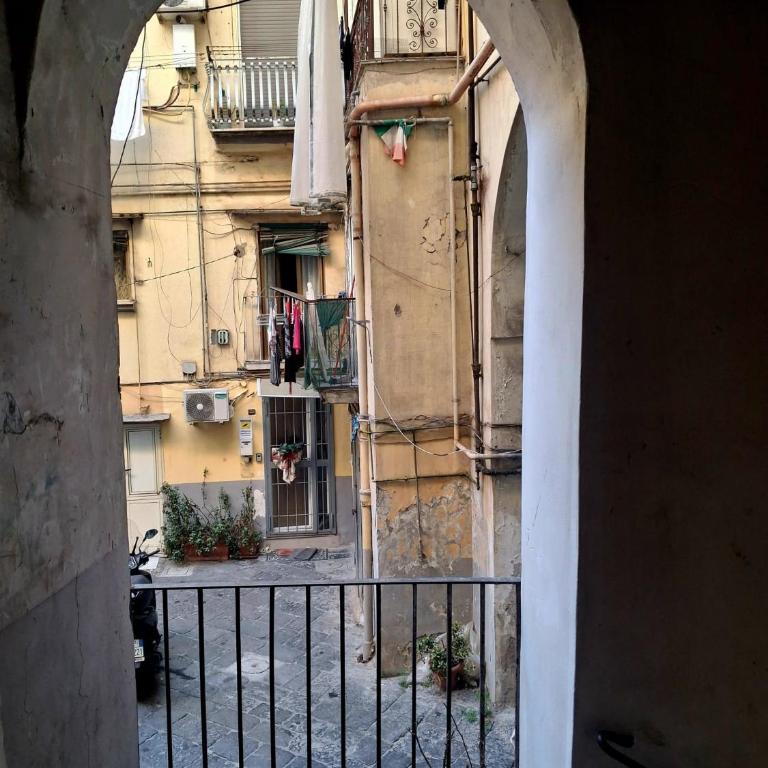 Guest House Sanità Napoli - Camera Familiare con Balcone - 3