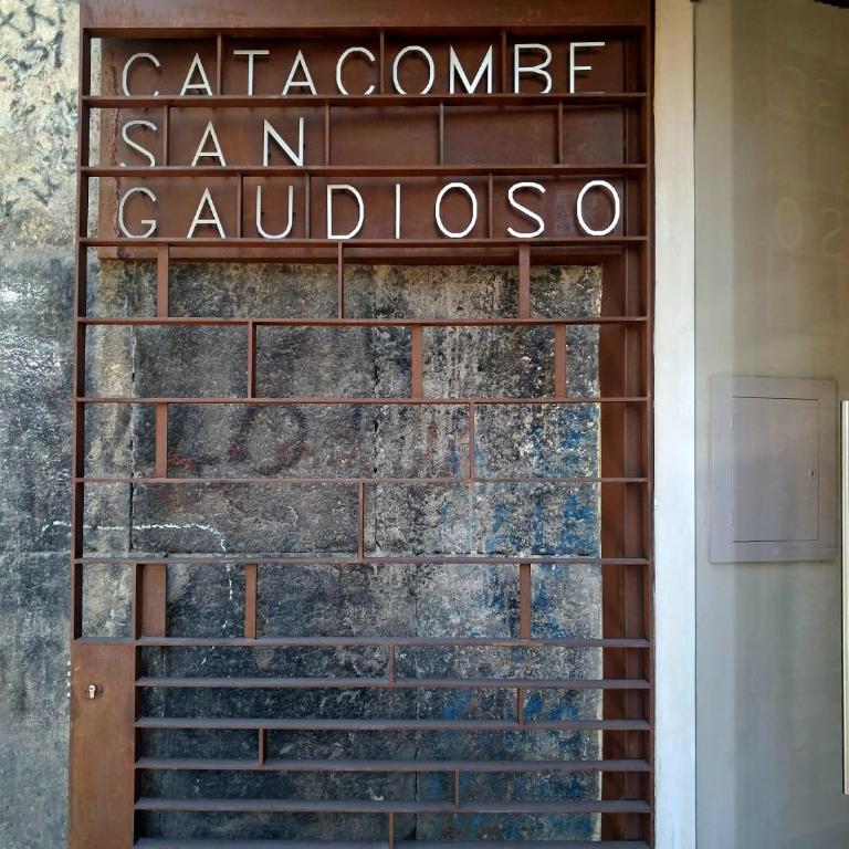 Guest House Sanità Napoli - Camera Familiare con Balcone - 4