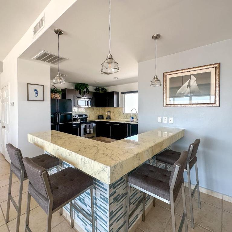 Relaxing Getaway 2BR Condo E402 - Apartamento - 15