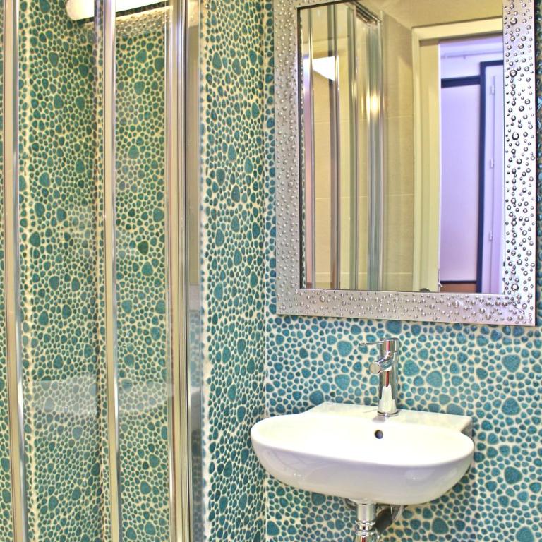 Hôtel Marignan - Chambre Simple avec Douche et Toilettes - 3