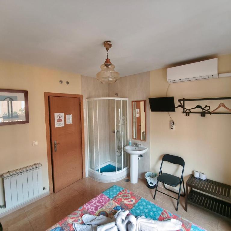 Hostal Huespedes Toledo - Camera Matrimoniale con Servizi Igienici in Comune - 3