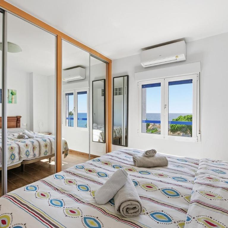 Calahonda Beach III Beachfront Apartment with Sea Views in Mijas Costa - Apartment with Sea View - 13