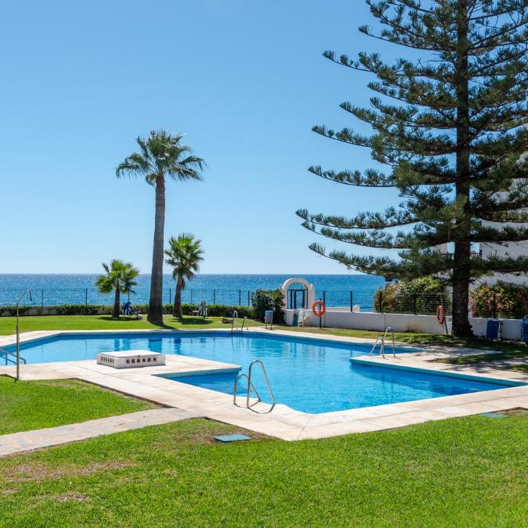 Calahonda Beach III Beachfront Apartment with Sea Views in Mijas Costa - Apartment with Sea View - 22