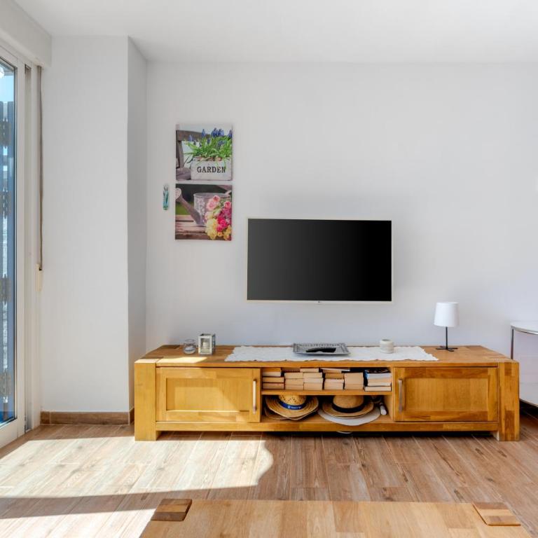 Calahonda Beach III Beachfront Apartment with Sea Views in Mijas Costa - Apartment with Sea View - 7
