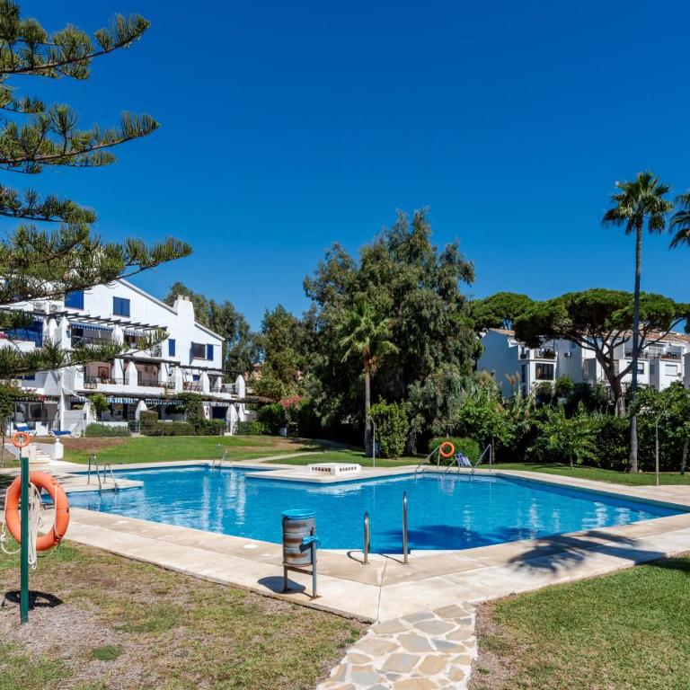 Calahonda Beach III Beachfront Apartment with Sea Views in Mijas Costa - Apartment with Sea View - 25