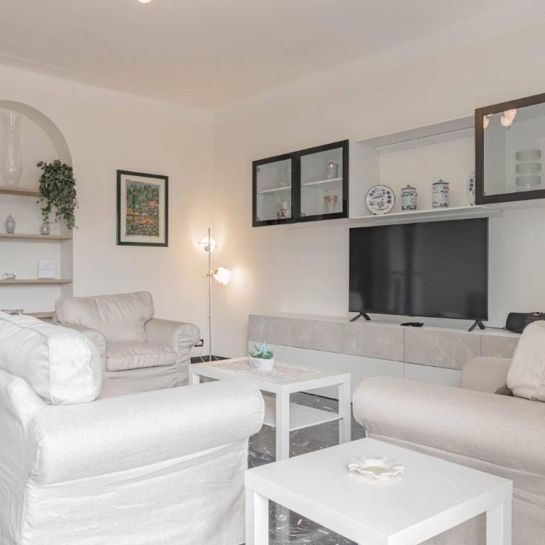 H11 CASA DEL SOLE Parcheggio - Vista mare - Three-Bedroom Apartment with View - 31
