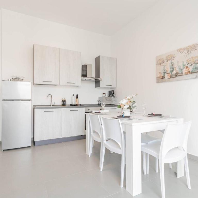 H11 VILLA MIA Giardino-Parcheggio - Three-Bedroom Apartment with Balcony - 40