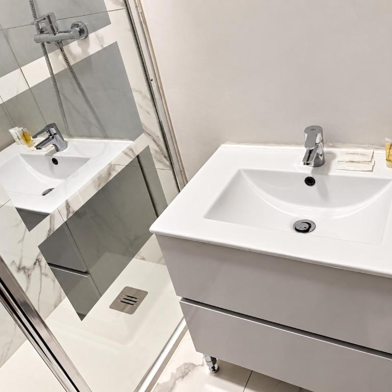 Habitaciones con estilo y comodidad en el centro de Madrid - Camera Matrimoniale con Bagno in Comune - 22