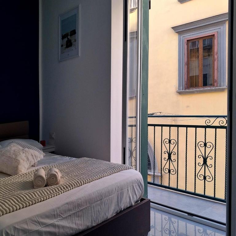 Guest House Sanità Napoli - Camera Familiare con Balcone - 8