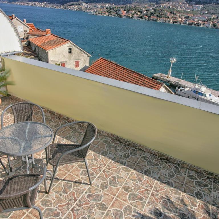 Apartments Bella Vista - Two-Bedroom Apartment with Terrace and Sea View - 13