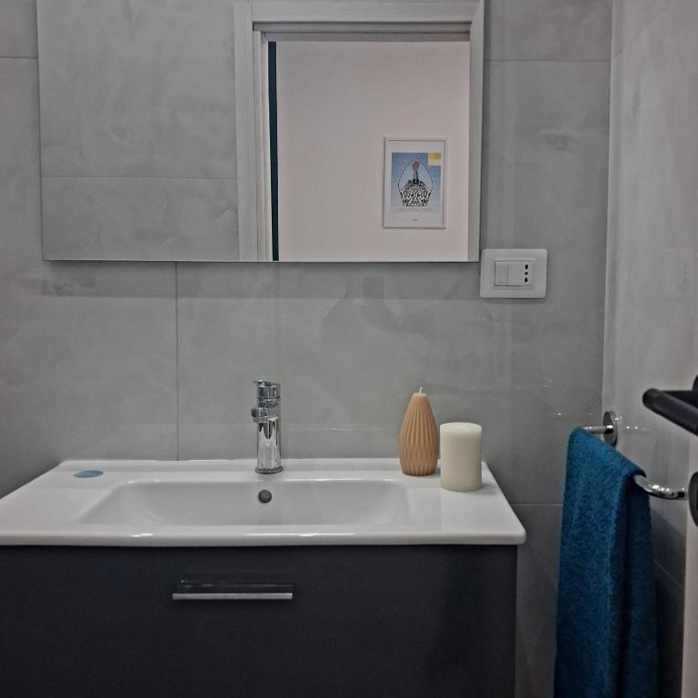 Guest House Sanità Napoli - Camera Familiare con Balcone - 11
