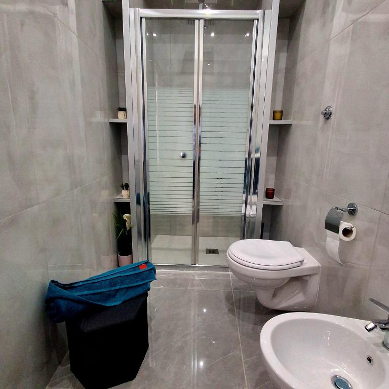 Guest House Sanità Napoli - Camera Familiare con Balcone - 12