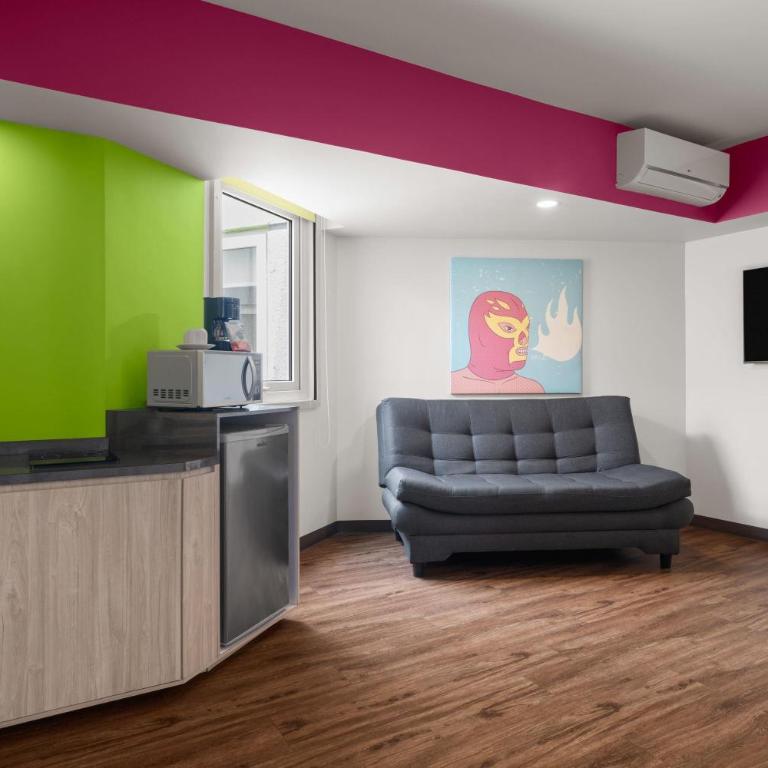 Hotel VIVE MX cuauhtémoc CDMX, Trademark by Wyndham - Superior King Suite with Sofa Bed - Non-Smoking - 3