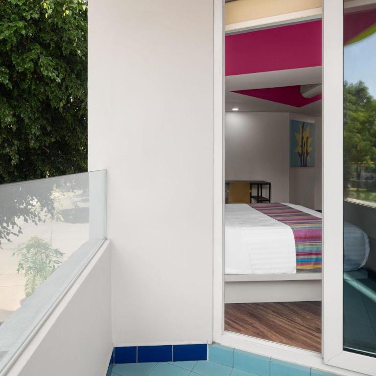 Hotel VIVE MX cuauhtémoc CDMX, Trademark by Wyndham - Queen Suite with Balcony - Non-Smoking - 5