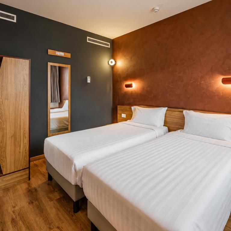 Tulip Inn Padova - Camera Standard con Letto Queen-Size e 2 Divani Letto - 1