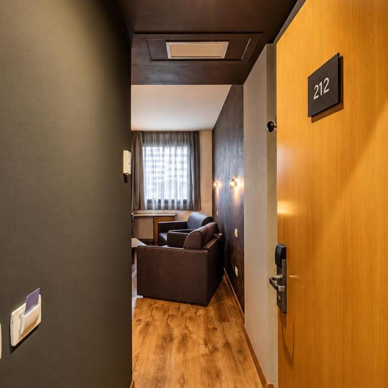 Tulip Inn Padova - Camera Standard con Letto Queen-Size e 2 Divani Letto - 3