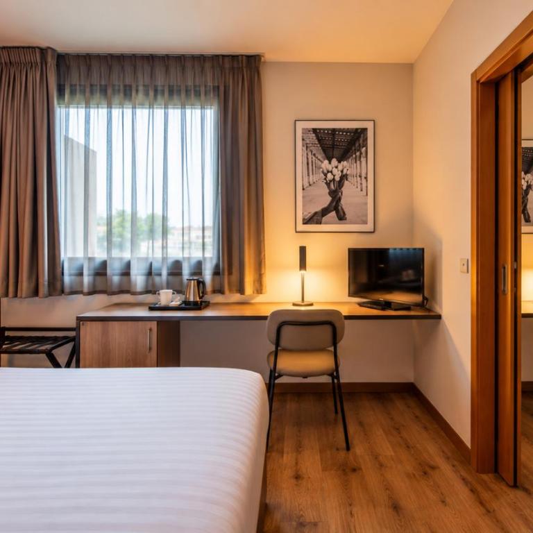 Tulip Inn Padova - Camera Standard con Letto Queen-Size e 2 Divani Letto - 5