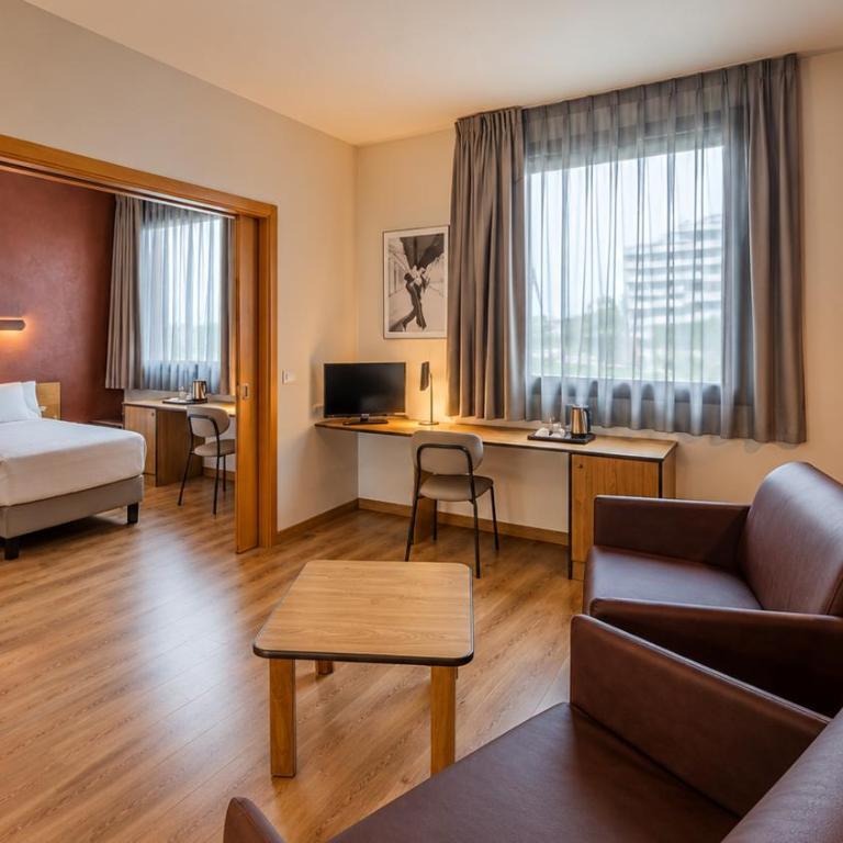 Tulip Inn Padova - Camera Standard con Letto Queen-Size e 2 Divani Letto - 4