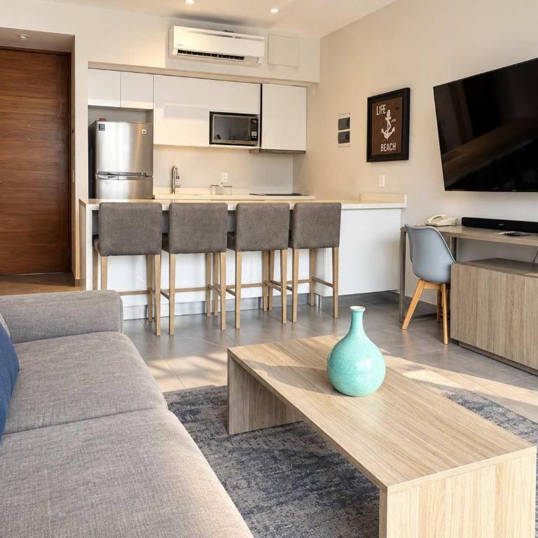 Rooftop Pool Condo Steps from 5th Avenue - Apartment - 6