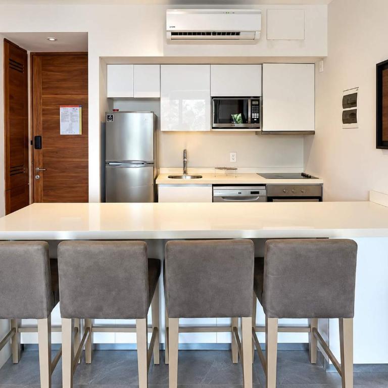 Rooftop Pool Condo Steps from 5th Avenue - Apartment - 8
