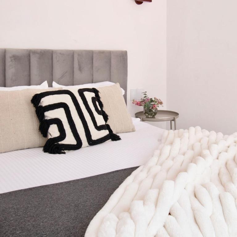 Peace and Comfort, Spacious House for 16 plus Guests - Apartment - 18