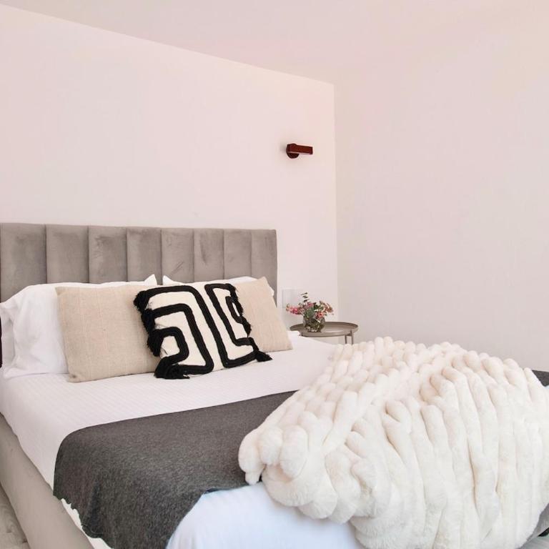 Peace and Comfort, Spacious House for 16 plus Guests - Apartment - 20