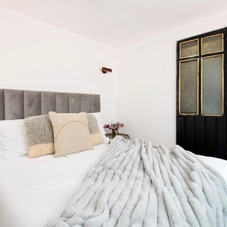 Peace and Comfort, Spacious House for 16 plus Guests - Apartment - 24